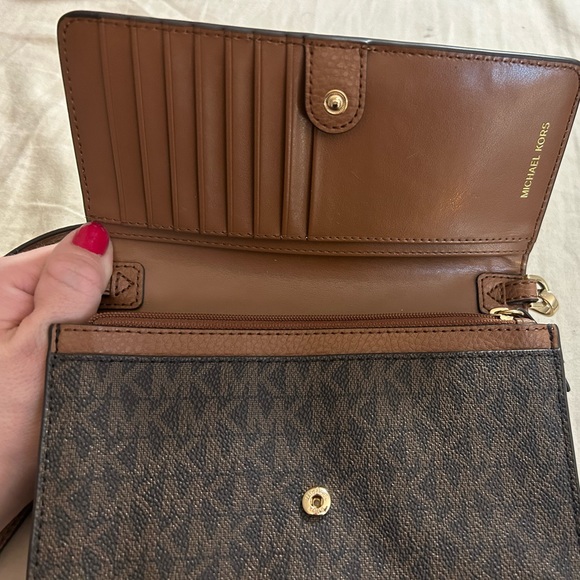 Micheal Kors Small studded Faux Leather and logo smartphone crossbody - Picture 6 of 8